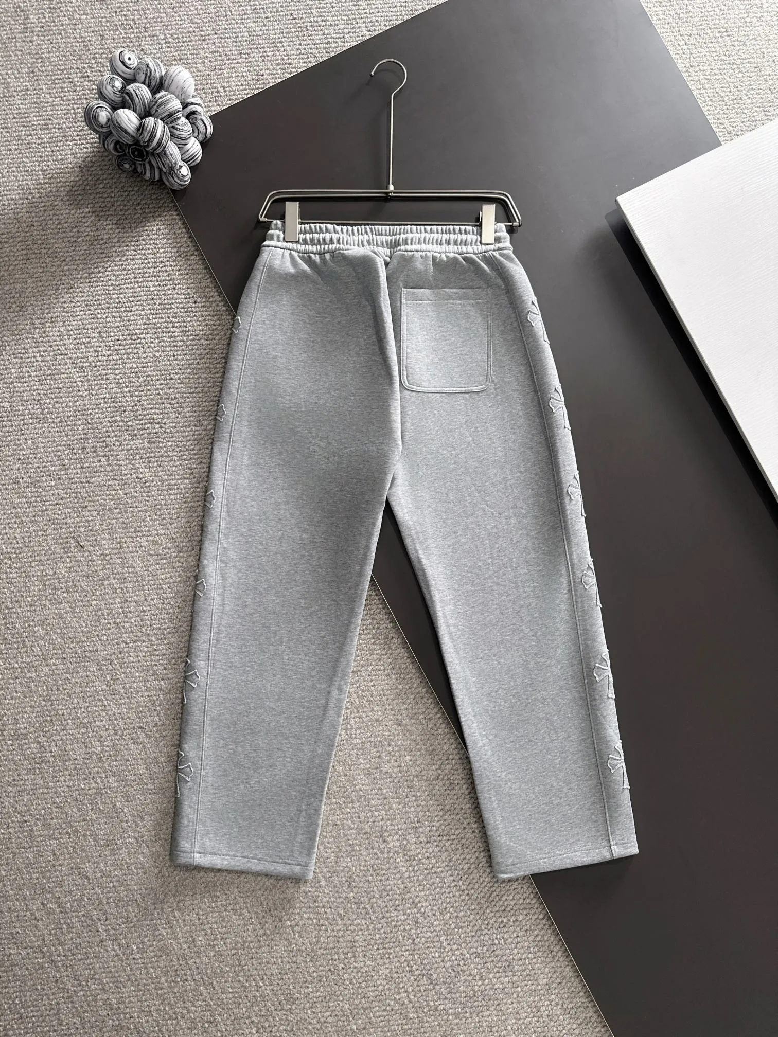 P310 Chrome Hearts* (exclusive quality in the market) hot style 2꯭0꯭2꯭5 new autumn pants ❤ Original ⌚️ high version Chrome Hearts The fabric is made of 380g high-density double-sided Chinese custom fabric. It does not deform or shrink. The three-dimensional drape is amazing. Process introduction: 6 crosses on each side of the side panel. Customized hardware accessories. Color: Gray SIZE: M-XXXL